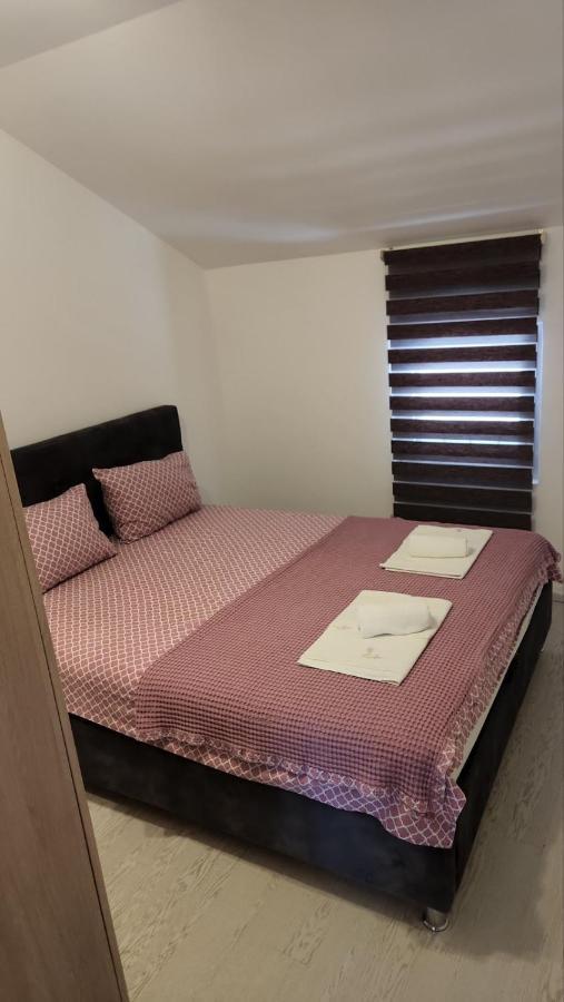 Apartmani Mia Sorajic Petrovac Exteriör bild