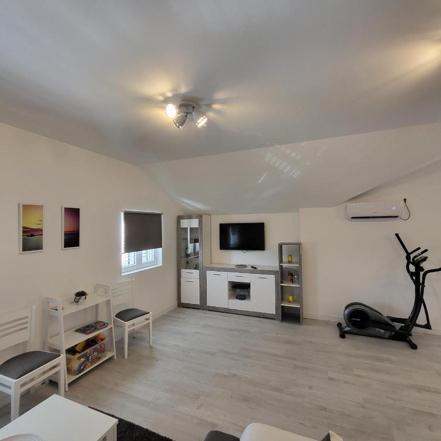 Apartmani Mia Sorajic Petrovac Exteriör bild