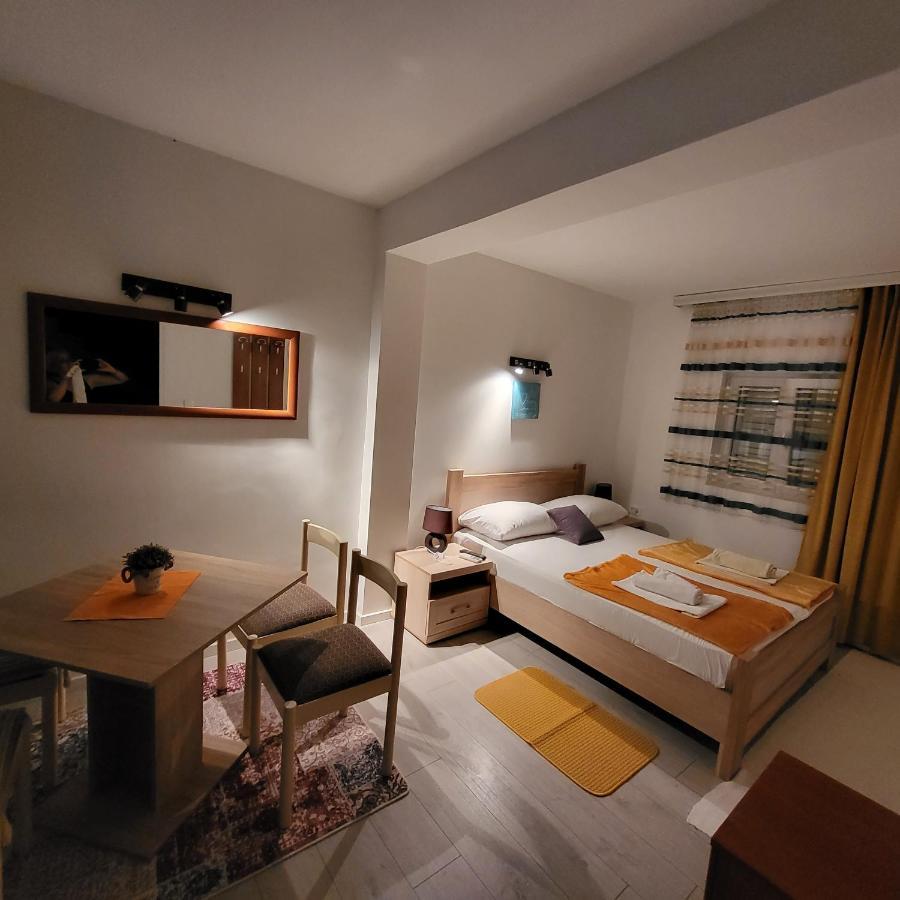 Apartmani Mia Sorajic Petrovac Exteriör bild