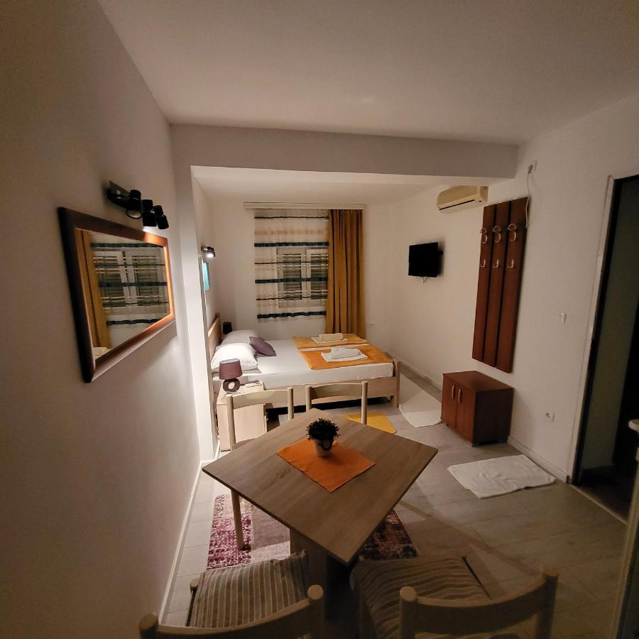Apartmani Mia Sorajic Petrovac Exteriör bild